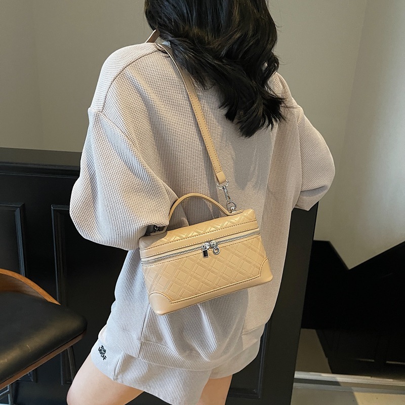 2025 Summer New Fashion Casual Single Shoulder Crossbody Bag Handheld Briefcase Women's Small Designer Bag Square Luxury Bag Bag Korean Version N
