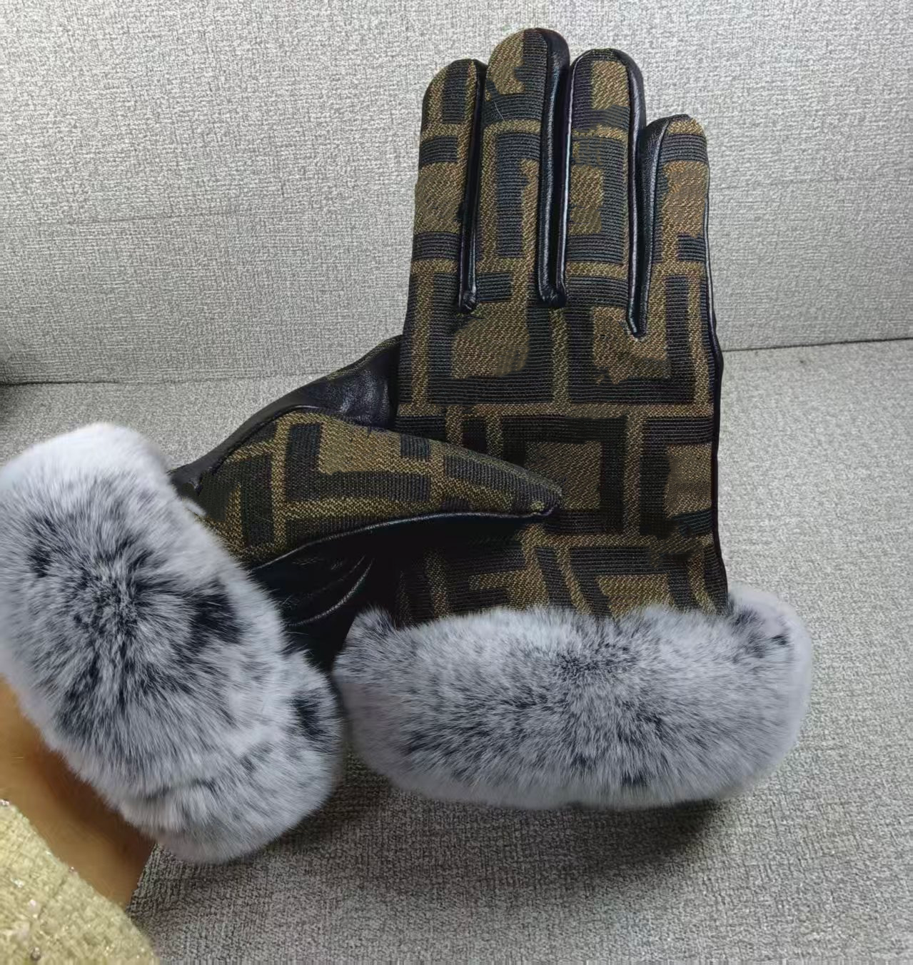 High-Quality Creative Fingerless Lamb's Wool Fashion Gloves Tailored for Mobile Device Users
