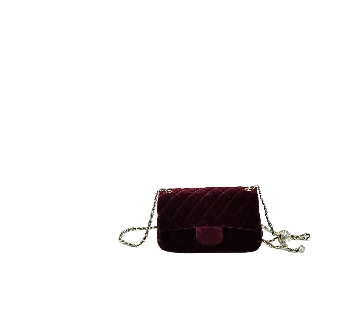 Luxury and fashion designer handbags, women's simple and fashionable velvet chain cross-body bags, classic one-shoulder handbags.