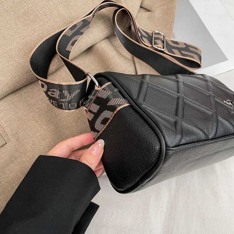 2025 New Womens Small Tote Bag Fashionable Crossbody Bag Trendy PU Shoulder Bag Womens Wide Strap PillowShaped HandbagT251007