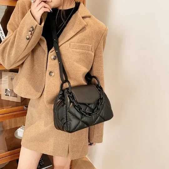 Designer 2025 New Wens Trendy DumplingShaped Bag DiamdQuilted with Embroidered Thread ColorBlock Design Plus Chain Strap Y251120