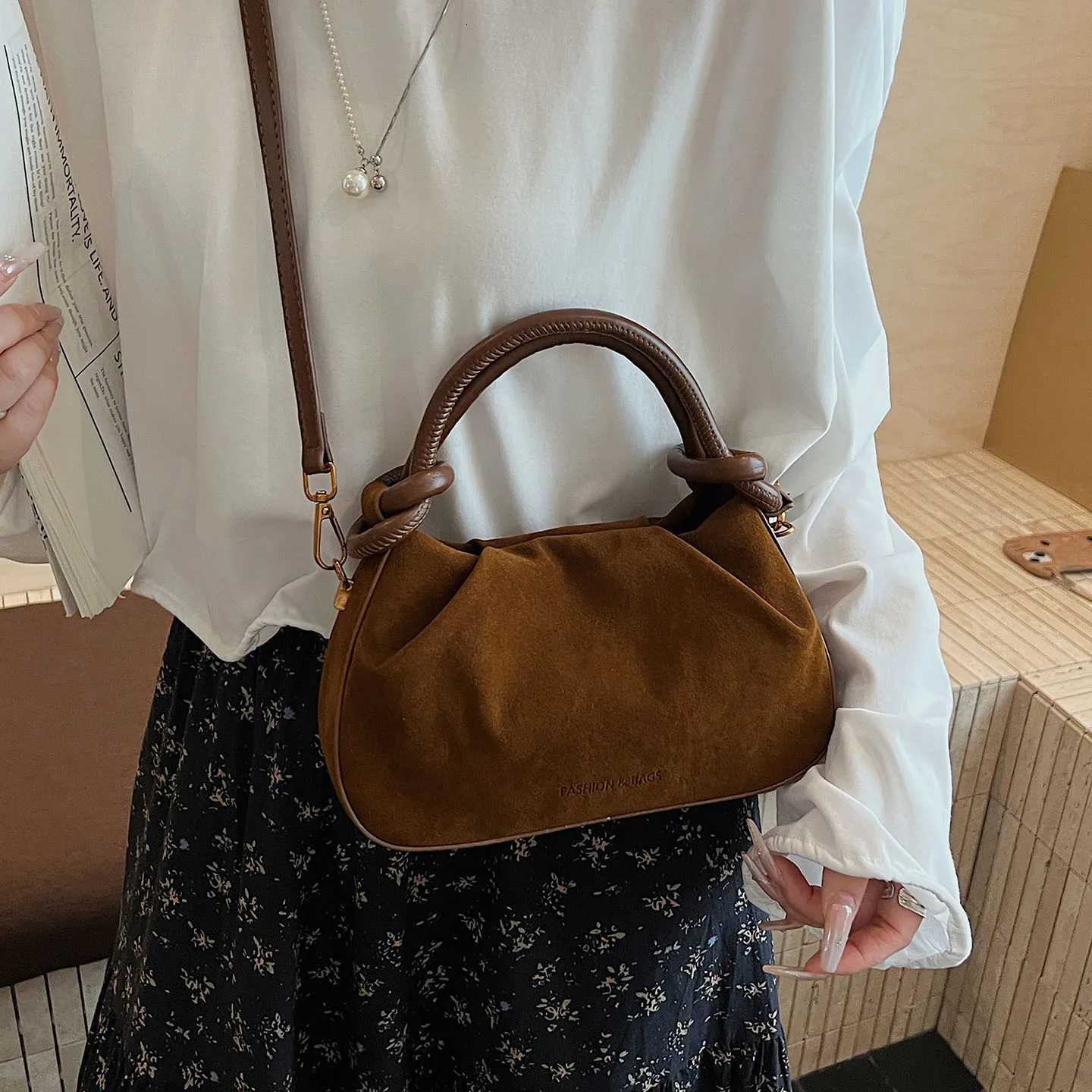 Designer Trendy Suede Wens Handbags 2025 Autumn Winter Elegant Pleated Cmuting Messenger Bag High End Texture Shoder Pack1 Y251120