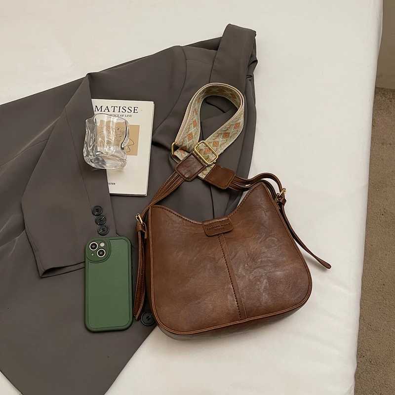 Retro WideStrap Womens Shoulder Bag Luxurious Versatile Crossbody Bag PU Fabric Fashionable FallWinter Shoulder BagT251007