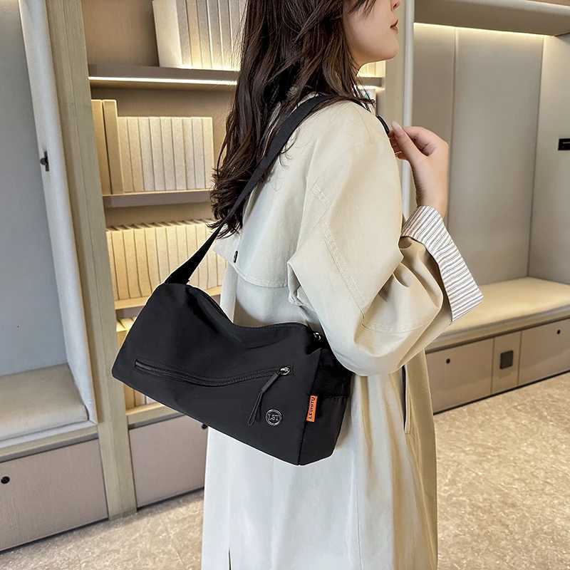 Trendy and Fashionable SingleShoulder Crossbody Bag Versatile and Stylish LargeCapacity Fabric Bag for Everyday WearT251007