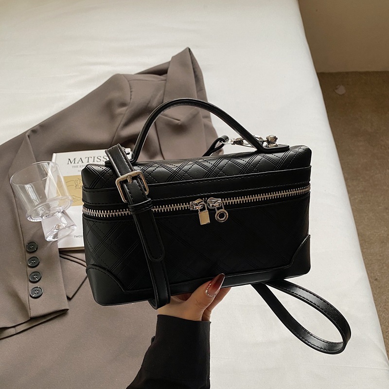 2025 Summer New Fashion Casual Single Shoulder Crossbody Bag Handheld Briefcase Women's Small Designer Bag Square Luxury Bag Bag Korean Version N