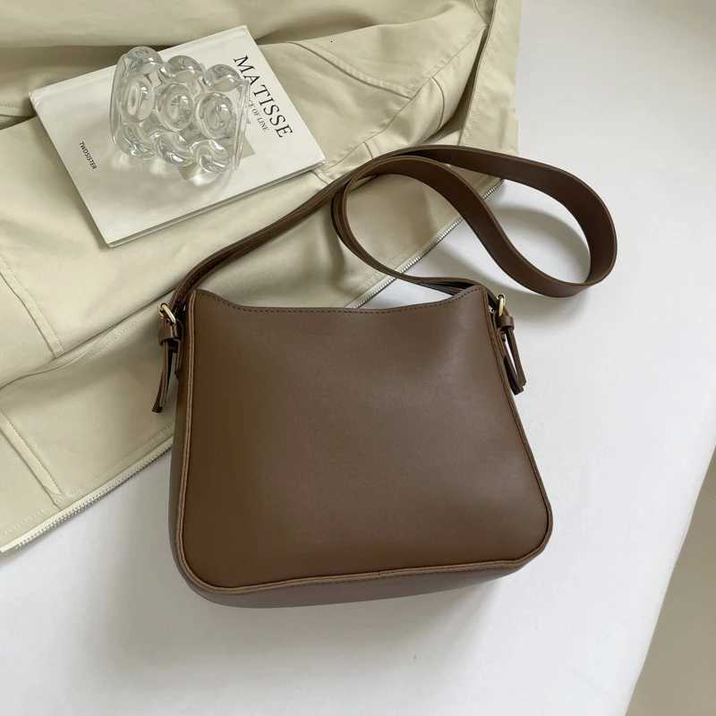 Premium FallWinter Versatile Womens Shoulder Bag Stylish Casual Crossbody Bag Retro PU Fabric Underarm Bag T251007