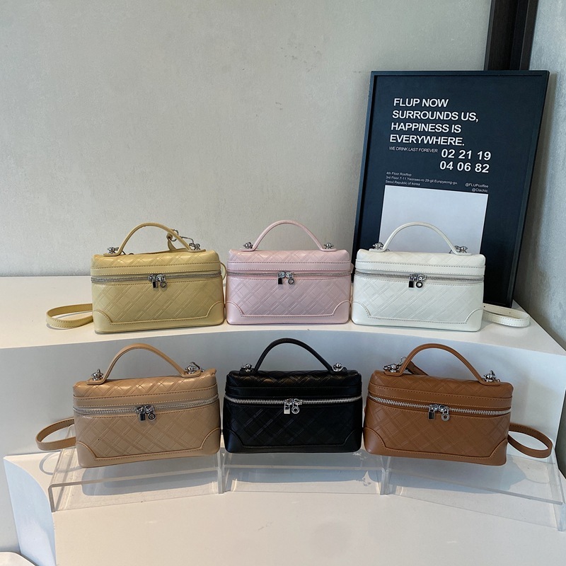 2025 Summer New Fashion Casual Single Shoulder Crossbody Bag Handheld Briefcase Women's Small Designer Bag Square Luxury Bag Bag Korean Version N