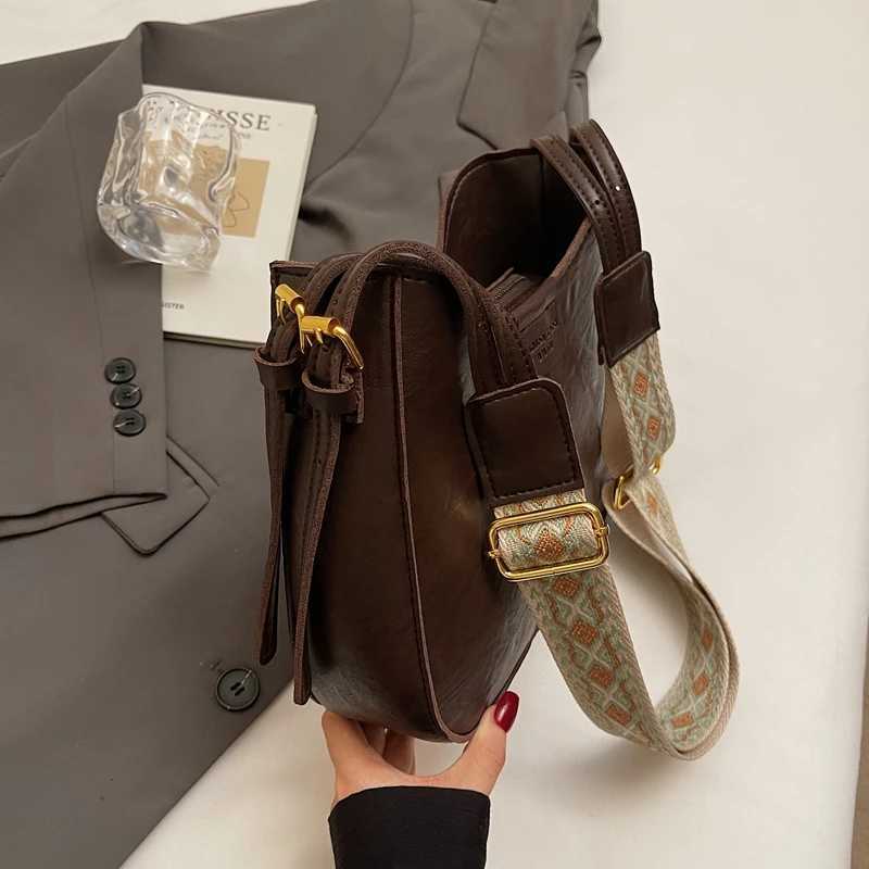 Retro WideStrap Womens Shoulder Bag Luxurious Versatile Crossbody Bag PU Fabric Fashionable FallWinter Shoulder BagT251007