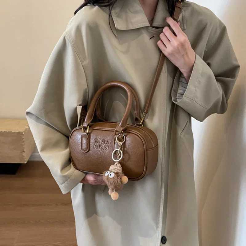 Designer Wen Purses Vintage Coffee Handbags Letters Embossed Luxury Designer Sahels Bowling Bag Shoder Crossbody Bags with Pendant Y251120