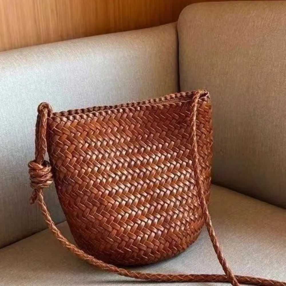 Imitation woven casual French bag 2025 new largecapacity trend single shoulder niche texture bucket bag fashionT251007
