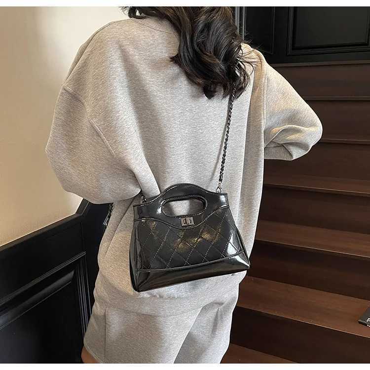 Designer 2025 SpringSummer Tweed Chain Handle Shoder Bag VintageInspired Instagrammable Crossbody Luxury Feel Wen1 Y251120