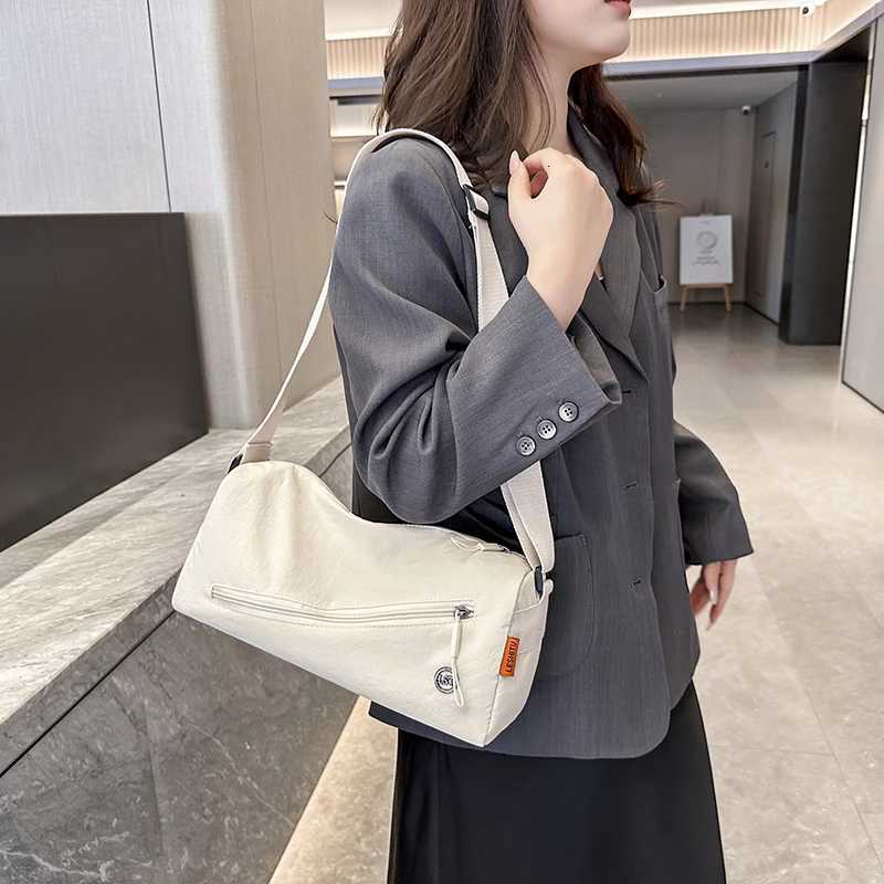 Trendy and Fashionable SingleShoulder Crossbody Bag Versatile and Stylish LargeCapacity Fabric Bag for Everyday WearT251007
