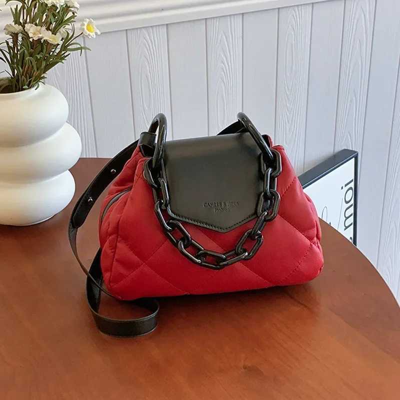 Designer 2025 New Wens Trendy DumplingShaped Bag DiamdQuilted with Embroidered Thread ColorBlock Design Plus Chain Strap1 Y251120