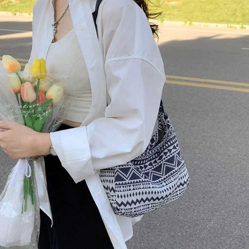 Neutral style tote bag for men and women featuring ethnic style New arrivals for spring and summer Single shoulder bag FashiT251007