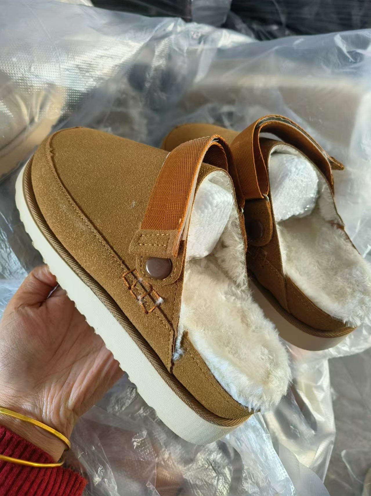 Free shipping: Round-toed thick-soled, fleece, low-top cotton shoes for women. After crossing the border, wear the backfill cotton slippers with a loo