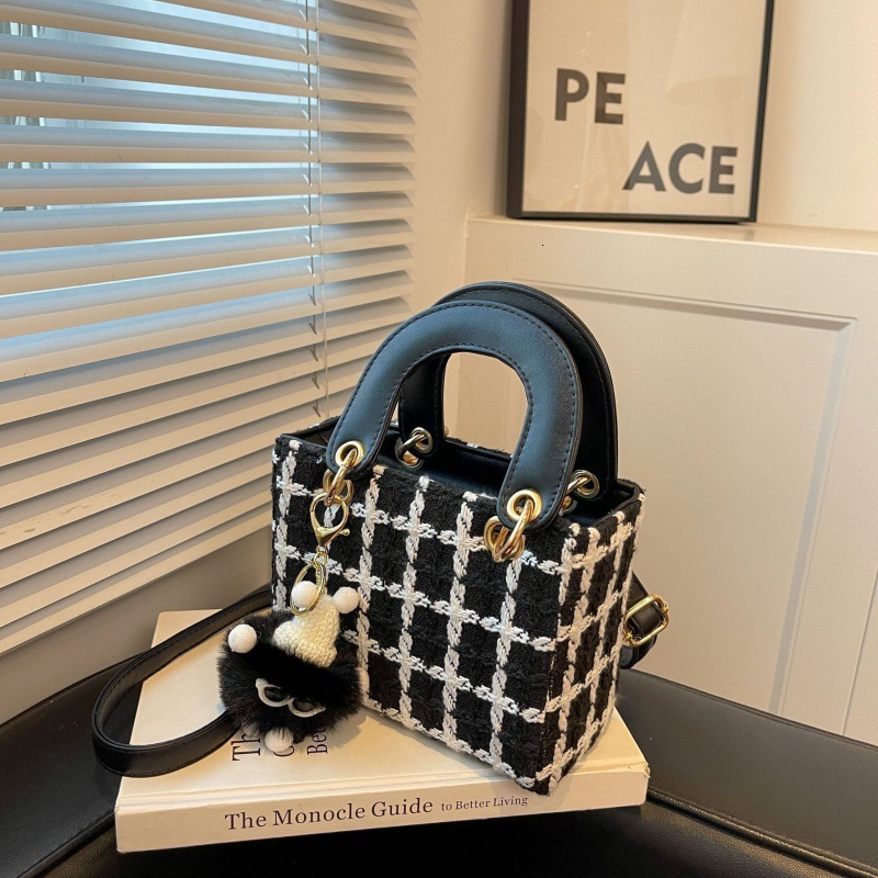 Small niche design popular wool bag autumn and winter bag new retro luxury bag elegant and trendy style women's handbag designer bag