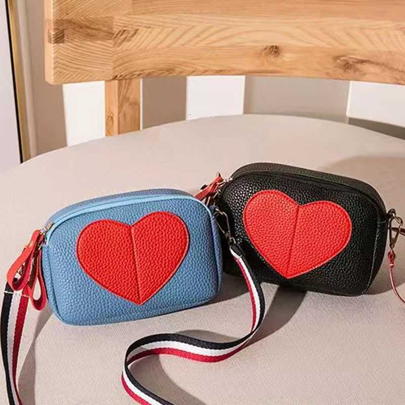 Neutral style bags are suitable for daily commuting They are simple and fashionable with singleshoulder or crossbody designsT251007