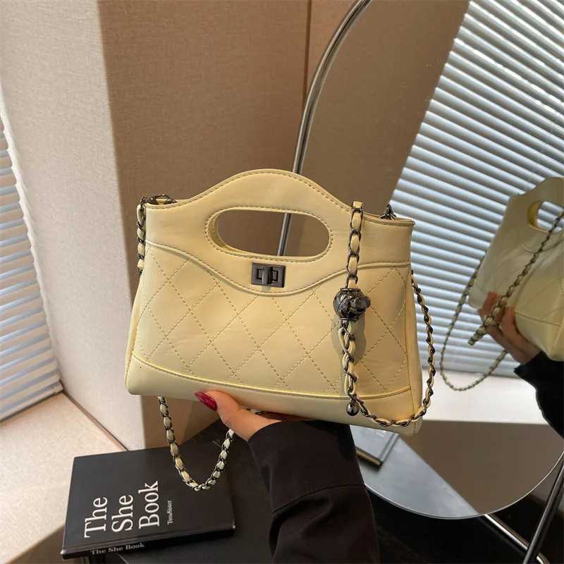 Designer 2025 SpringSummer Tweed Chain Handle Shoder Bag VintageInspired Instagrammable Crossbody Luxury Feel Wen Y251120