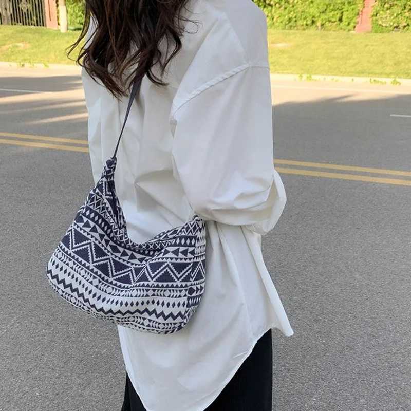 Neutral style tote bag for men and women featuring ethnic style New arrivals for spring and summer Single shoulder bag FashiT251007