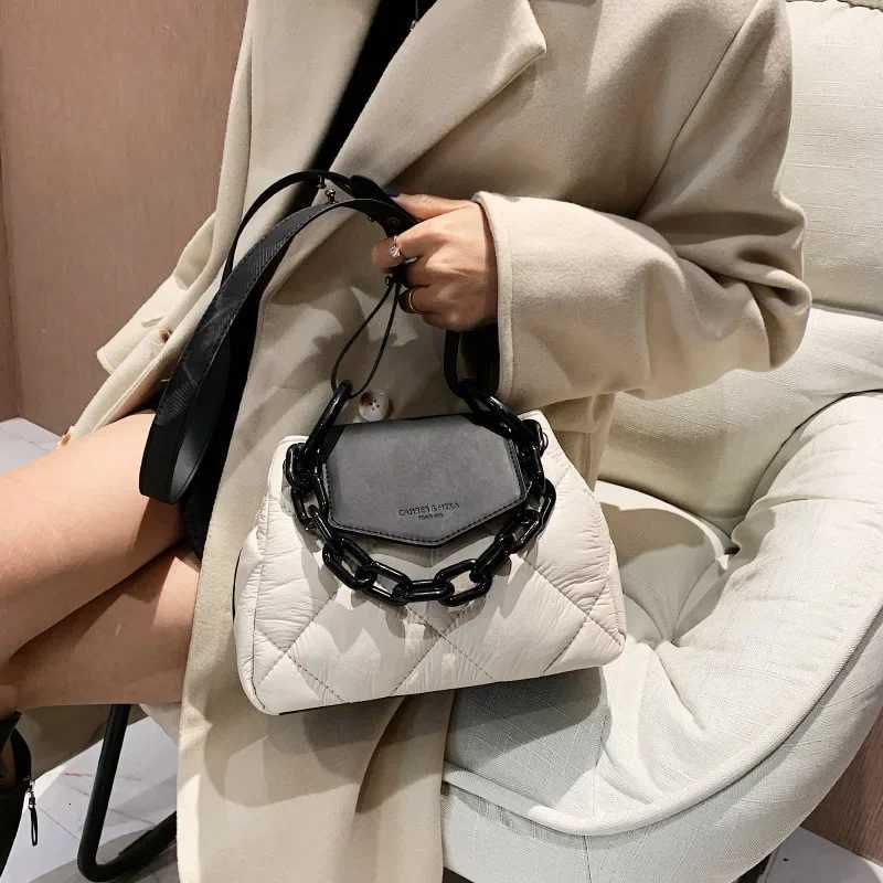 Designer 2025 New Wens Trendy DumplingShaped Bag DiamdQuilted with Embroidered Thread ColorBlock Design Plus Chain Strap1 Y251120