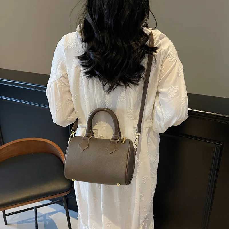 Designer Ladies fi casual versatile handbag large exquisite lock pure color highend sense bag bag daily work shoder bag Y251120