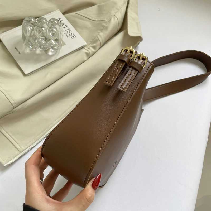 Premium FallWinter Versatile Womens Shoulder Bag Stylish Casual Crossbody Bag Retro PU Fabric Underarm Bag T251007