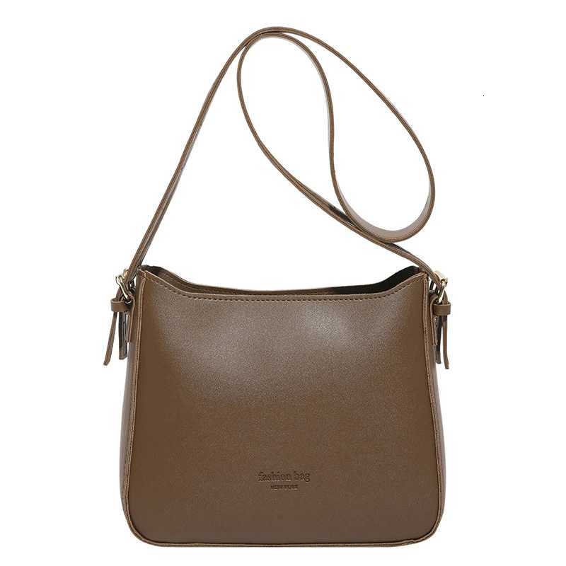 Premium FallWinter Versatile Womens Shoulder Bag Stylish Casual Crossbody Bag Retro PU Fabric Underarm Bag T251007