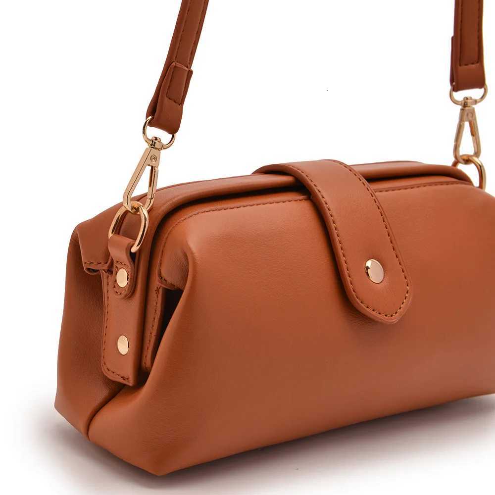 Womens One Shoulder Clip Bag Retro PU Womens Diagonal Straddle Phone Bag European And American Style 2024 New Popular HandbagT251007