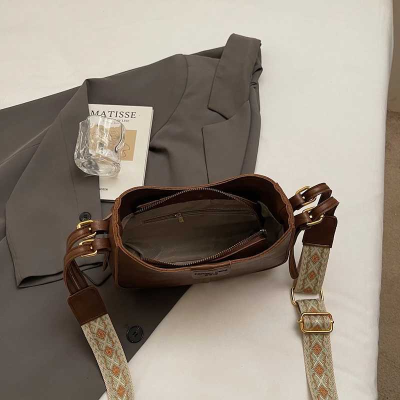 Retro WideStrap Womens Shoulder Bag Luxurious Versatile Crossbody Bag PU Fabric Fashionable FallWinter Shoulder BagT251007