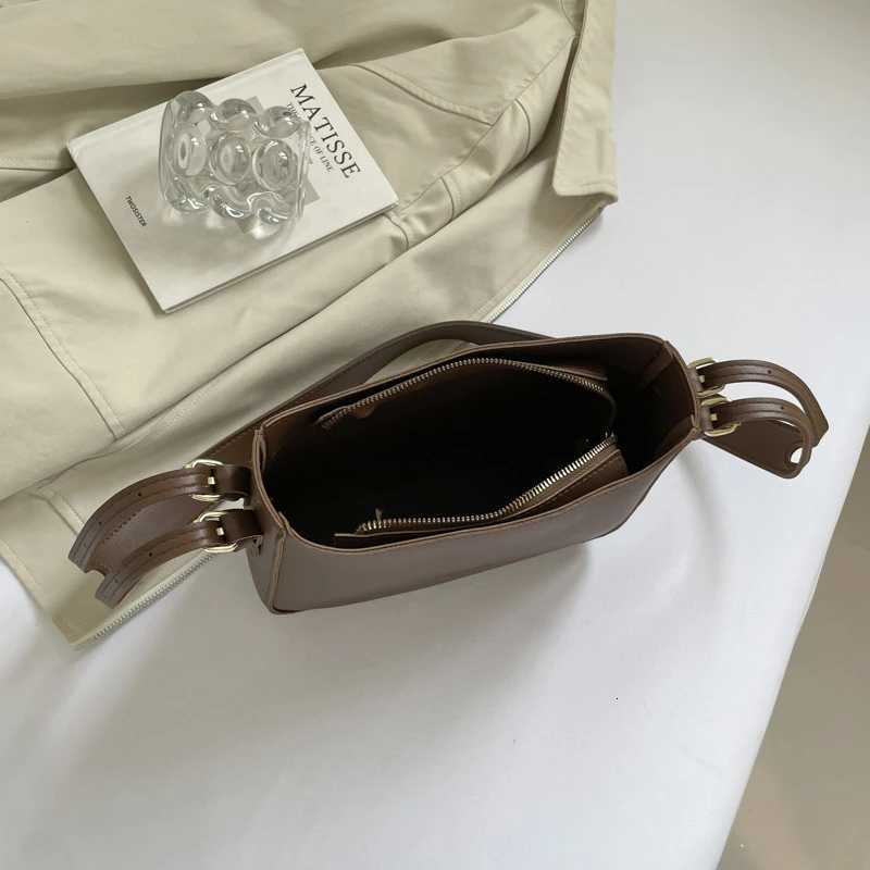 Premium FallWinter Versatile Womens Shoulder Bag Stylish Casual Crossbody Bag Retro PU Fabric Underarm Bag T251007