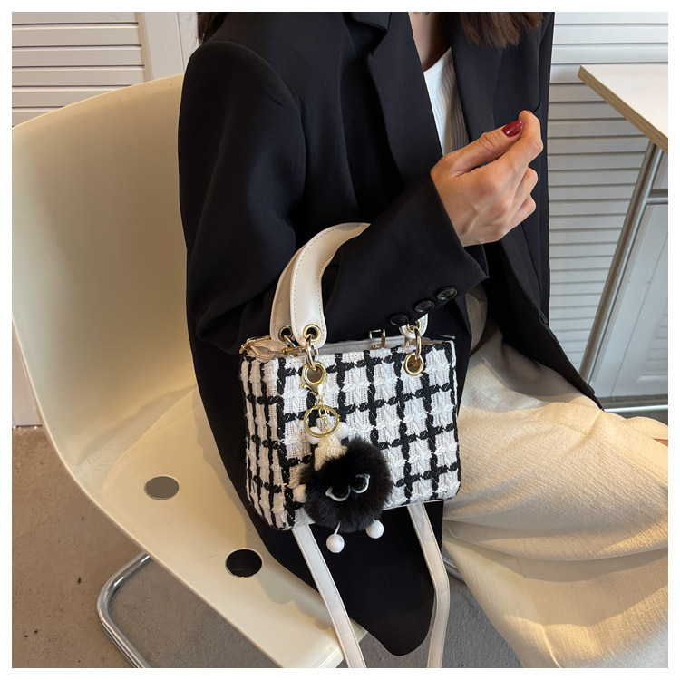 Small niche design popular wool bag autumn and winter bag new retro luxury bag elegant and trendy style women's handbag designer bag