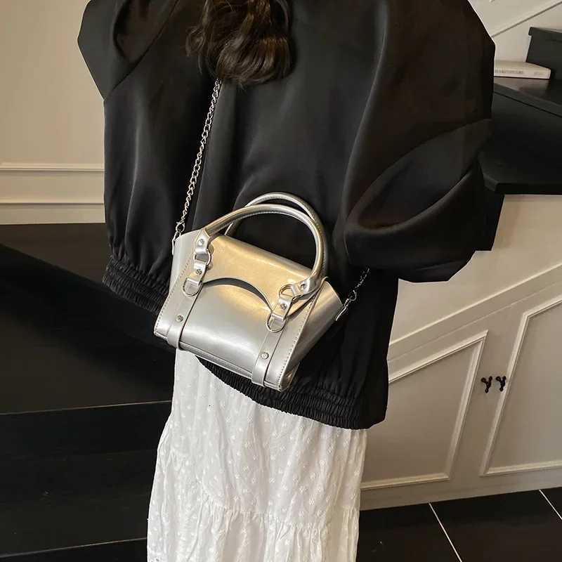 Fashionable Ladies Shoulder Bag Stylish Handheld Shopping Bag Versatile Commuting Bag High Aesthetic Design Sense Quality WomenT251007