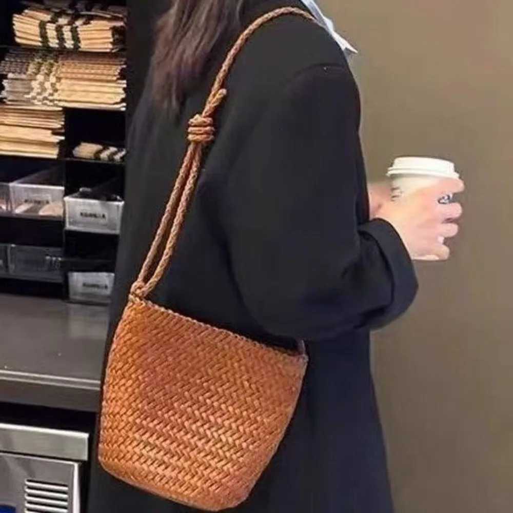 Imitation woven casual French bag 2025 new largecapacity trend single shoulder niche texture bucket bag fashionT251007
