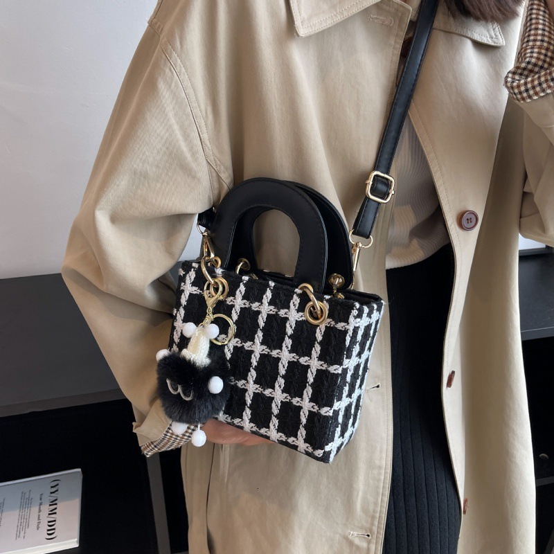 Small niche design popular wool bag autumn and winter bag new retro luxury bag elegant and trendy style women's handbag designer bag