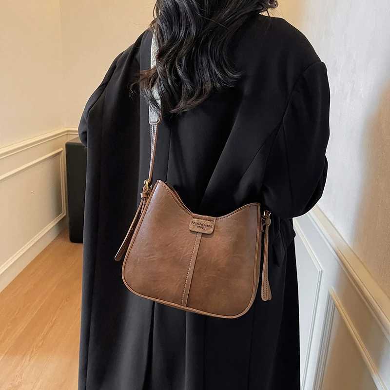 Retro WideStrap Womens Shoulder Bag Luxurious Versatile Crossbody Bag PU Fabric Fashionable FallWinter Shoulder BagT251007