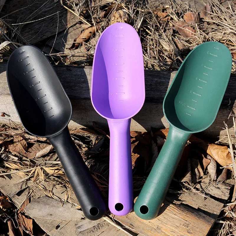 Thickened plastic vegetablegrowing and soildigging shovel a household soilloosening and flowergrowing tool J251121