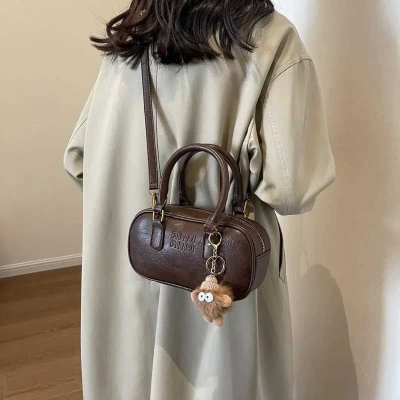 Designer Wen Purses Vintage Coffee Handbags Letters Embossed Luxury Designer Sahels Bowling Bag Shoder Crossbody Bags with Pendant Y251120