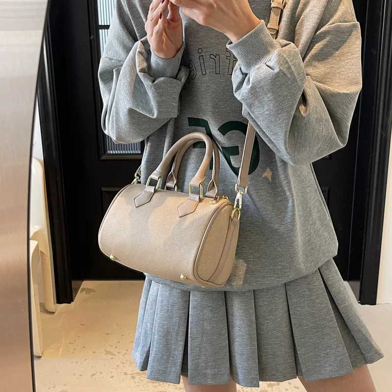 Designer Ladies fi casual versatile handbag large exquisite lock pure color highend sense bag bag daily work shoder bag Y251120