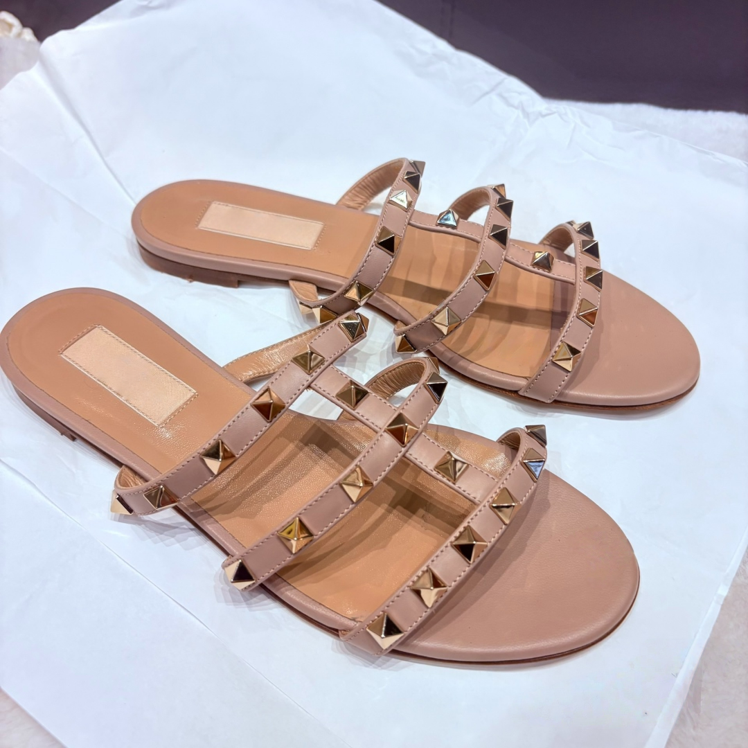 Luxury V Rivets Slippers Flat Beach Leather Sandals Peep Toes Flip Flops Slippers Summer Fashion Outdoor Woman Sandals with Red Dust Bag Size 35-44