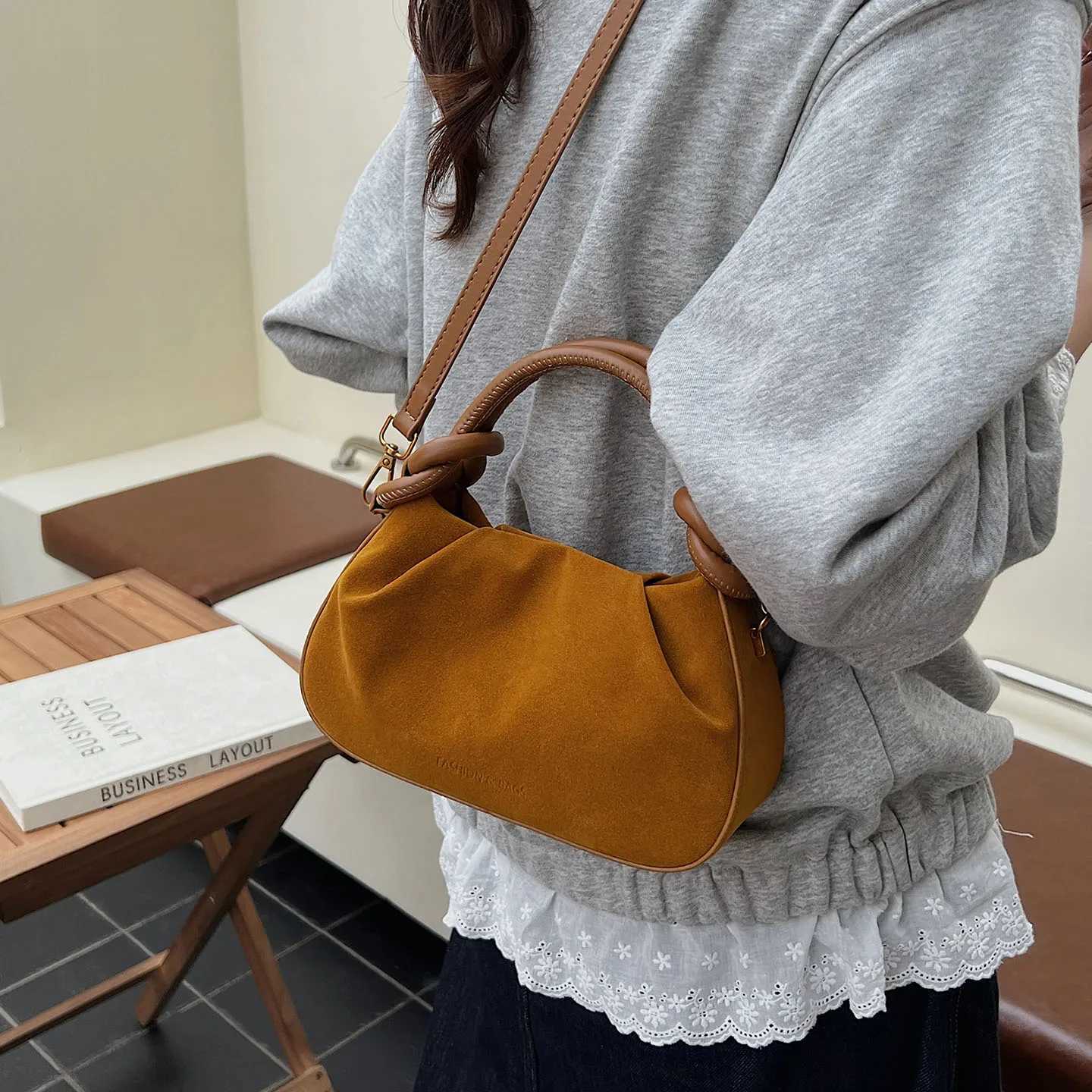 Designer Trendy Suede Wens Handbags 2025 Autumn Winter Elegant Pleated Cmuting Messenger Bag High End Texture Shoder Pack1 Y251120