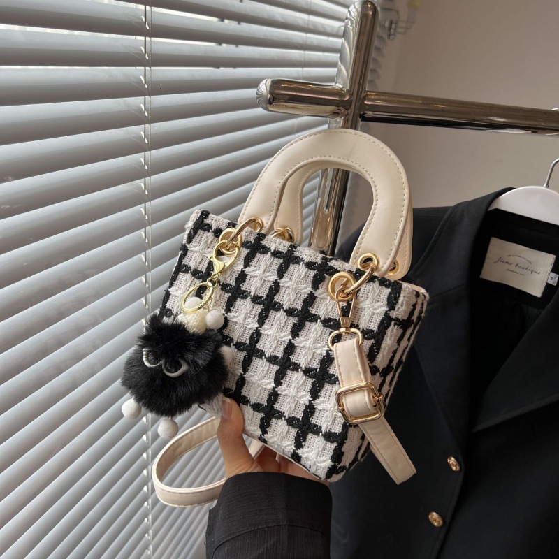 Small niche design popular wool bag autumn and winter bag new retro luxury bag elegant and trendy style women's handbag designer bag