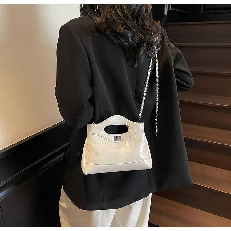 Designer 2025 SpringSummer Tweed Chain Handle Shoder Bag VintageInspired Instagrammable Crossbody Luxury Feel Wen1 Y251120