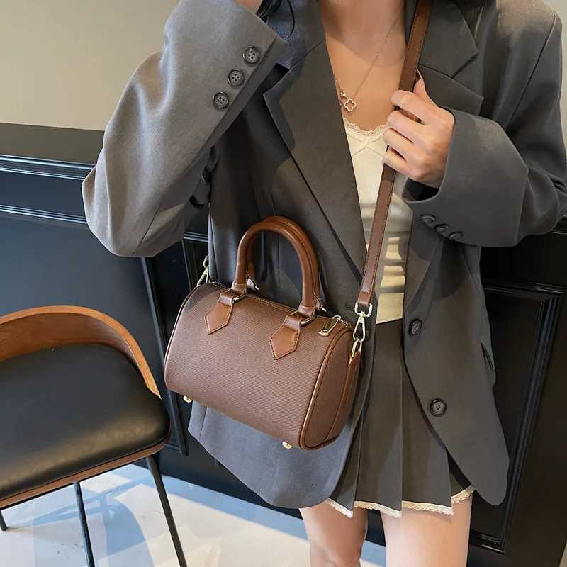 Designer Ladies fi casual versatile handbag large exquisite lock pure color highend sense bag bag daily work shoder bag Y251120