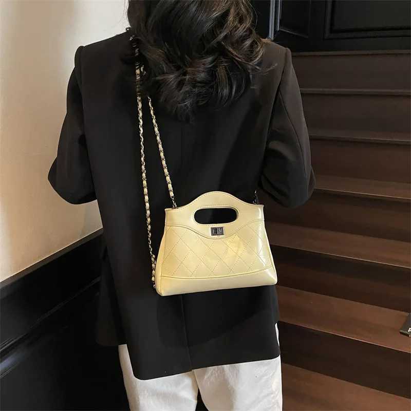 Designer 2025 SpringSummer Tweed Chain Handle Shoder Bag VintageInspired Instagrammable Crossbody Luxury Feel Wen1 Y251120