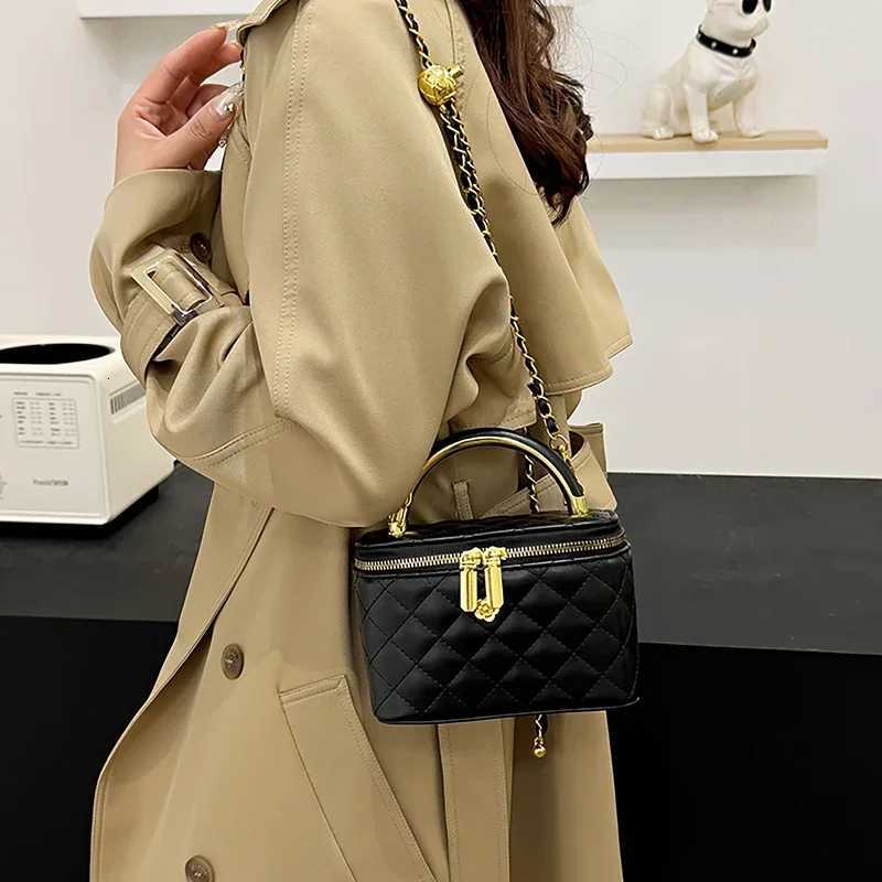 Designer Elegant Vintage Inspired Shoder Bag Luxury Leather Crossbody Messenger Square Sahel Design For Wen Party Casual Outfit1 Y251120