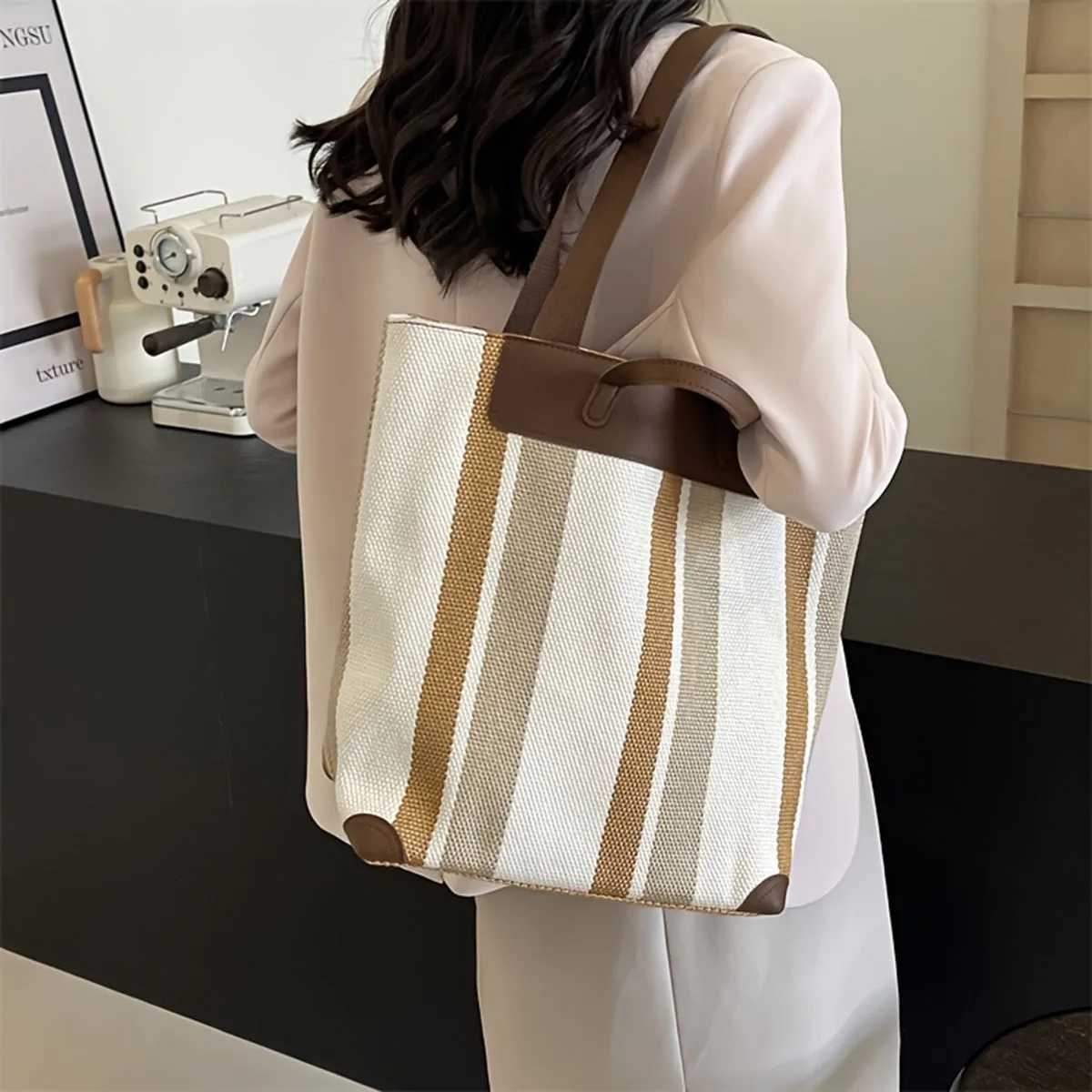 Largecapacity colorblocked womens commuter bag multifunctional fashionable striped casual canvas handheld shoulder bagT251007