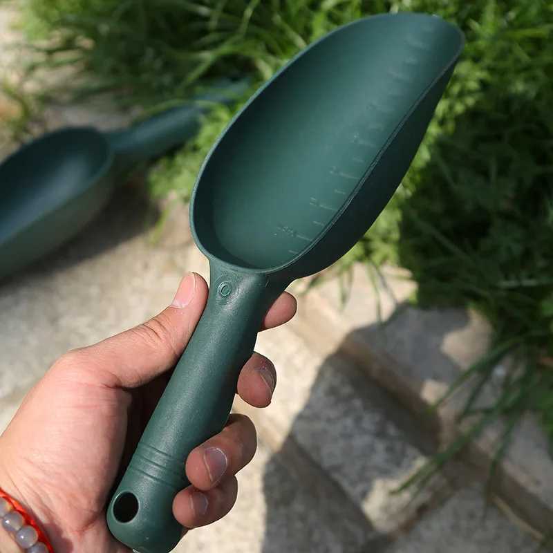 Thickened plastic vegetablegrowing and soildigging shovel a household soilloosening and flowergrowing tool J251121