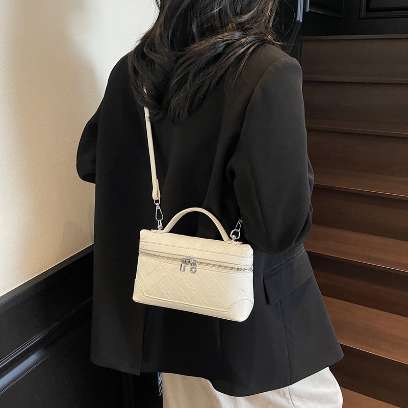 2025 Summer New Fashion Casual Single Shoulder Crossbody Bag Handheld Briefcase Women's Small Designer Bag Square Luxury Bag Bag Korean Version N