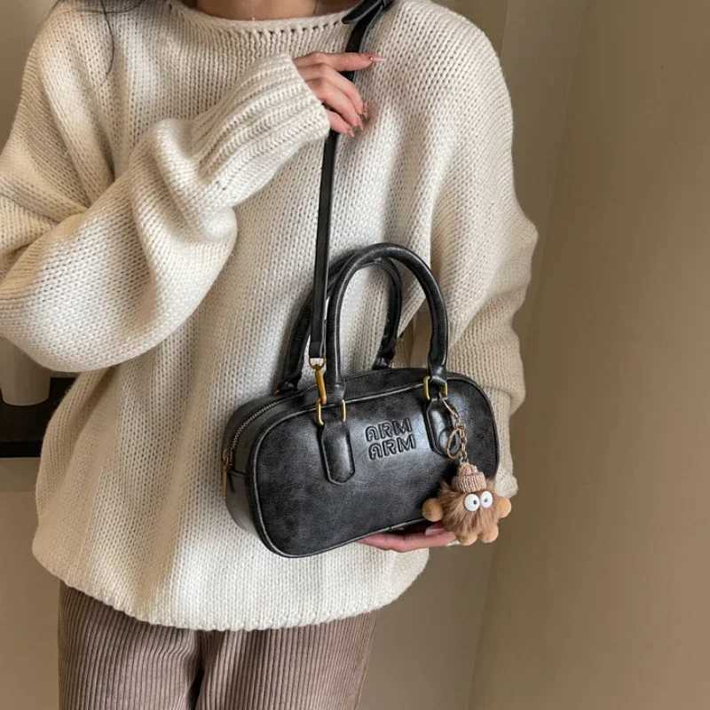 Designer Wen Purses Vintage Coffee Handbags Letters Embossed Luxury Designer Sahels Bowling Bag Shoder Crossbody Bags with Pendant Y251120