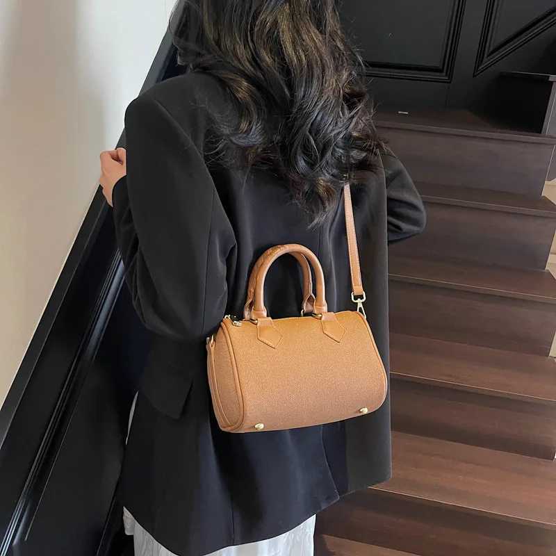 Designer Ladies fi casual versatile handbag large exquisite lock pure color highend sense bag bag daily work shoder bag Y251120